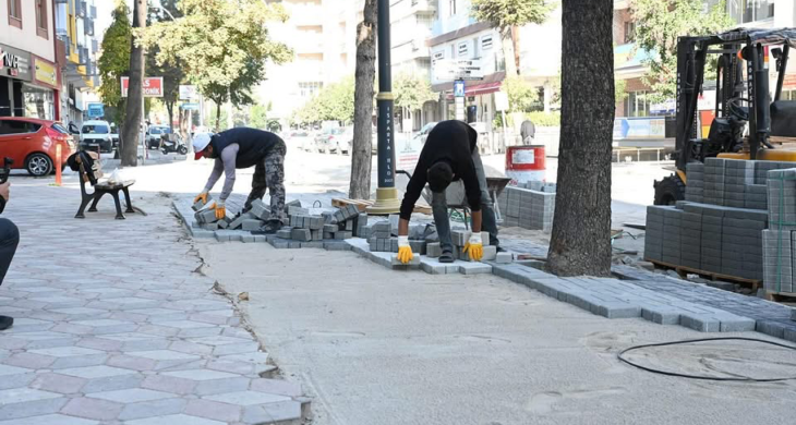 Kaldırımlar aydınlatmalı olarak yenileniyor