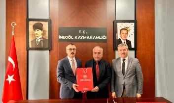 İnegöl Kaymakamlığı’ndan yetim ve öksüz öğrencilere bayram hediyesi