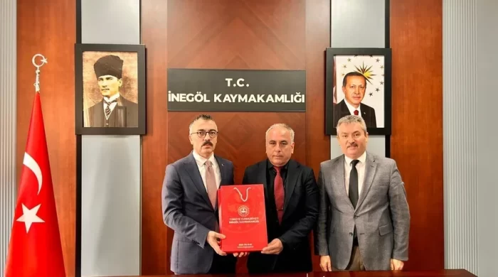 İnegöl Kaymakamlığı’ndan yetim ve öksüz öğrencilere bayram hediyesi