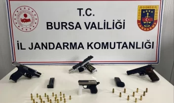 İnegöl’de jandarma operasyonunda ruhsatsız silahlar ele geçirildi