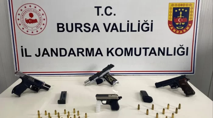İnegöl’de jandarma operasyonunda ruhsatsız silahlar ele geçirildi