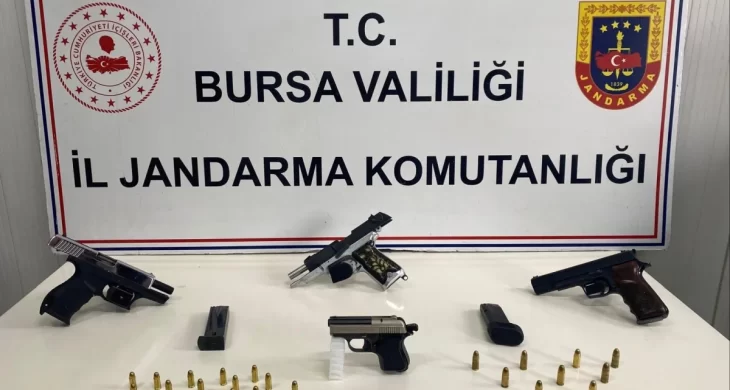 İnegöl’de jandarma operasyonunda ruhsatsız silahlar ele geçirildi