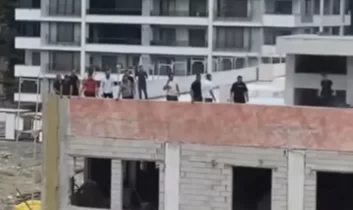 İskenderun’da işçiler çatıya çıktı