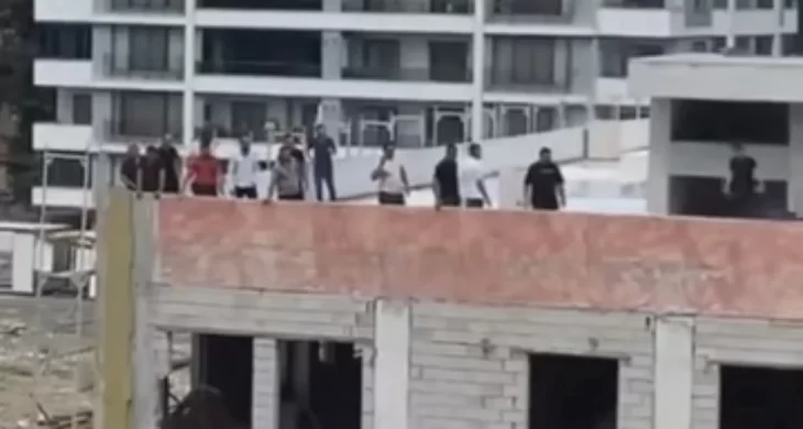 İskenderun’da işçiler çatıya çıktı