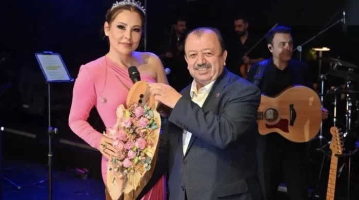 Isparta’da 30 Ağustos coşkusu: Binlerce kişi Funda Arar konserinde buluştu