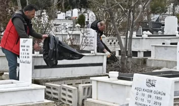 Isparta’da mezarlıklar Ramazan Bayramı’na hazırlanıyor