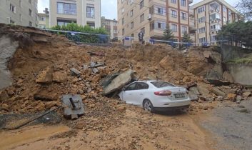 İstanbul istinat duvarı park halindeki araçların üzerine çöktü