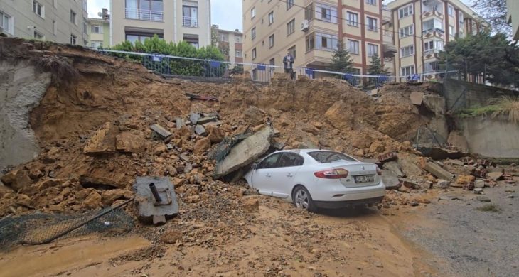 İstanbul istinat duvarı park halindeki araçların üzerine çöktü