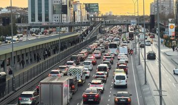 İstanbul trafiği kilitlendi: Yoğunluk yüzde 70’e ulaştı