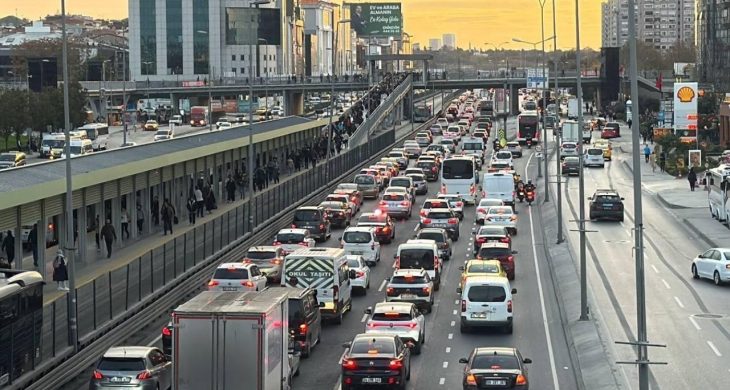 İstanbul trafiği kilitlendi: Yoğunluk yüzde 70’e ulaştı