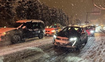 İstanbul’da kar yağışı ulaşımı olumsuz etkiledi
