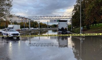 İstanbul’da sağanak hayatı felç etti: Yollar göle döndü