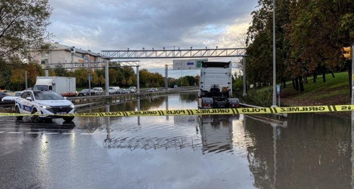 İstanbul’da sağanak hayatı felç etti: Yollar göle döndü