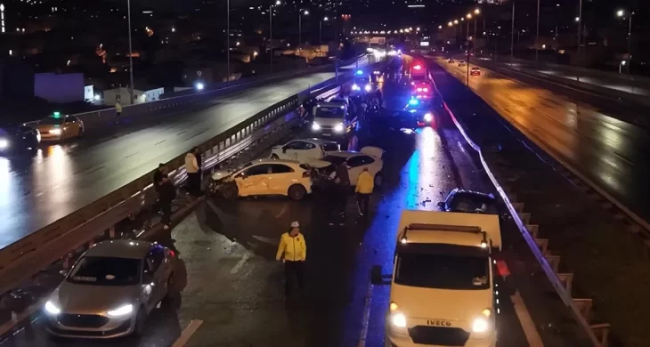 İstanbul’da yağmur kazayı getirdi: 8 araç birbirine girdi