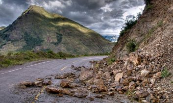 Artvin’de Sarp Sınır Kapısı Yolunda heyelan: Yol kısa sürede ulaşıma açıldı