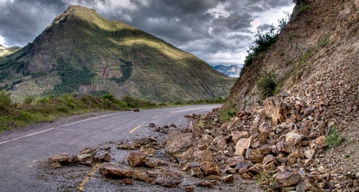 Artvin’de Sarp Sınır Kapısı Yolunda heyelan: Yol kısa sürede ulaşıma açıldı