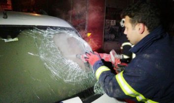 İtfaiye Yanan Araca Camını Kırarak Müdahale Etti