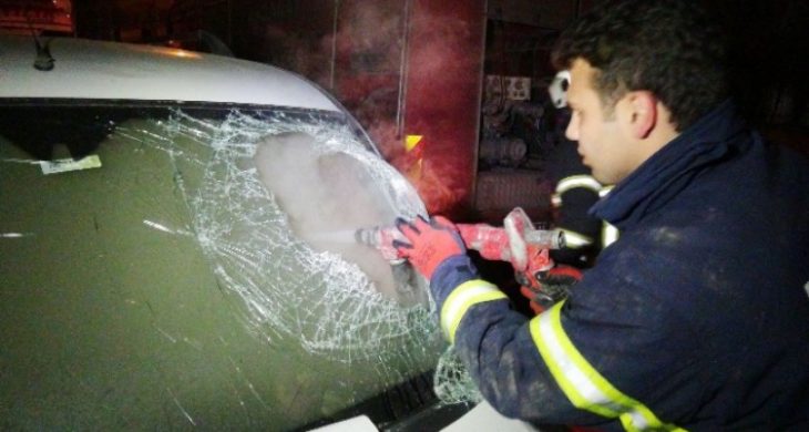 İtfaiye Yanan Araca Camını Kırarak Müdahale Etti