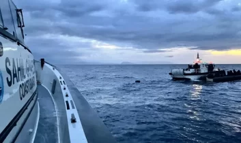 İzmir açıklarında 17 düzensiz göçmen kurtarıldı