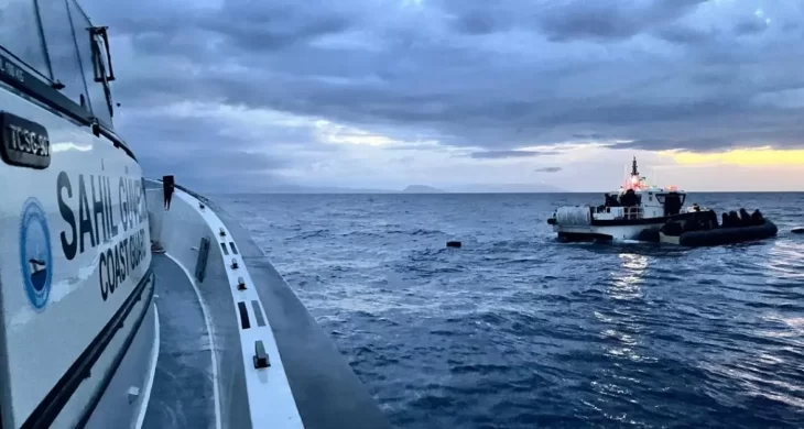 İzmir açıklarında 17 düzensiz göçmen kurtarıldı