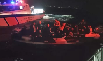 İzmir açıklarında 2’si çocuk 24 düzensiz göçmen yakalandı