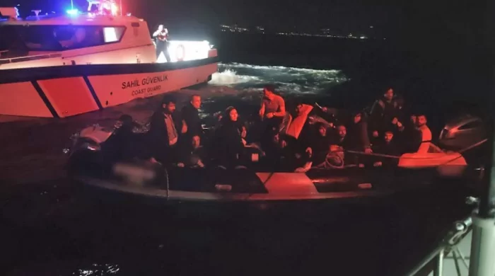İzmir açıklarında 2’si çocuk 24 düzensiz göçmen yakalandı