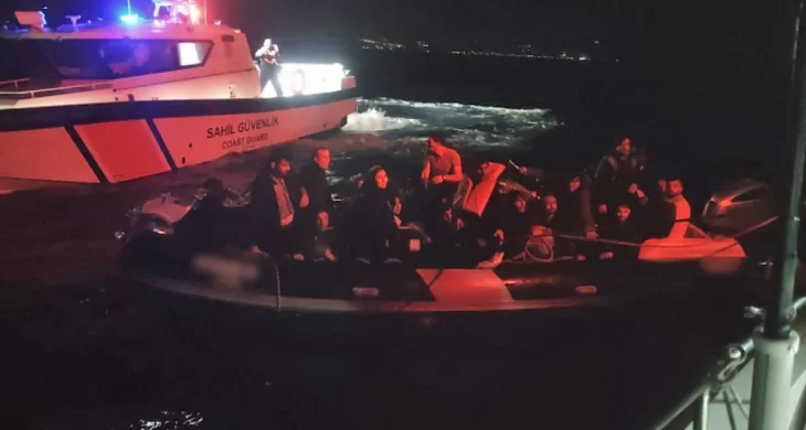 İzmir açıklarında 2’si çocuk 24 düzensiz göçmen yakalandı