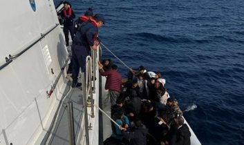 İzmir açıklarında 64 düzensiz göçmen kurtarıldı