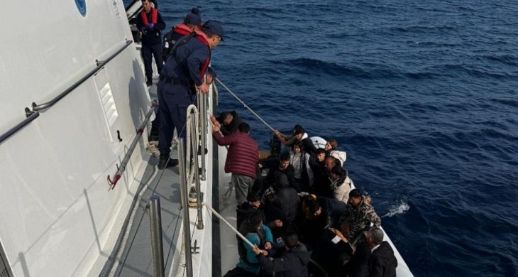 İzmir açıklarında 64 düzensiz göçmen kurtarıldı