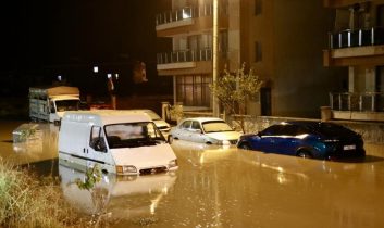 İzmir Bergama’da sağanak yaşamı felç etti