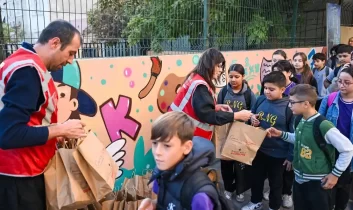 İzmir Bornova’da öğrencilere bin kumanya dağıtıldı