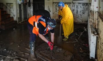 İzmir Foça’da selin yaraları sarılıyor