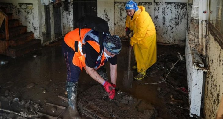 İzmir Foça’da selin yaraları sarılıyor