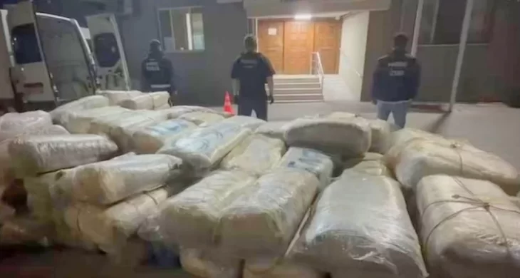 İzmir’de dev uyuşturucu operasyonu: 1,3 ton skunk ele geçirildi