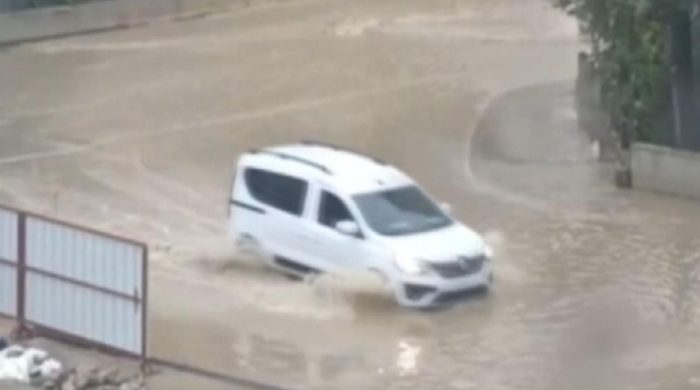 İzmir’de sağanak etkili oldu: Ev ve iş yerleri su altında kaldı