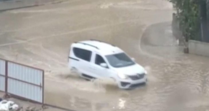 İzmir’de sağanak etkili oldu: Ev ve iş yerleri su altında kaldı