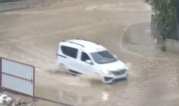 İzmir’de sağanak etkili oldu: Cadde ve sokaklarda su birikintileri oluştu