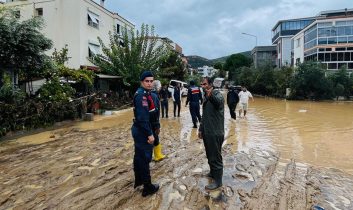 İzmir’de sağanak hayatı felç etti: Foça’da ev ve iş yerlerini su bastı