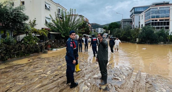 İzmir’de sağanak hayatı felç etti: Foça’da ev ve iş yerlerini su bastı