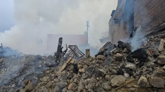 İzmir’de yangın: 3 atölye ve 2 depo zarar gördü