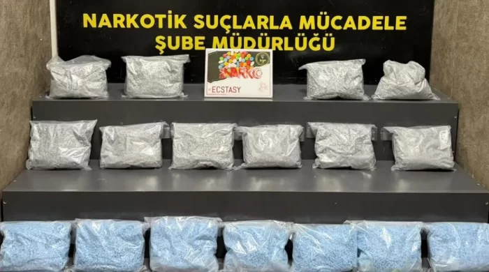 İzmir’de uyuşturucu operasyonu: 101 bin hap ele geçirildi