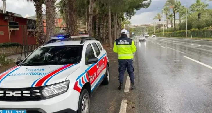 Jandarmanın ‘dur’ ihtarına uymayan sürücüye 425 bin TL ceza