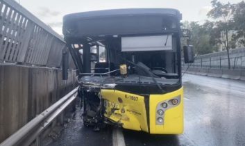 Kadıköy’de alkollü İETT şoförü bariyerlere çarptı: 2 yaralı