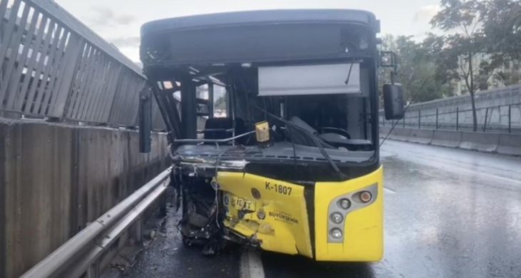 Kadıköy’de alkollü İETT şoförü bariyerlere çarptı: 2 yaralı