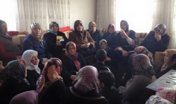 Ak kadınlar mahalle ziyaretlerinde
