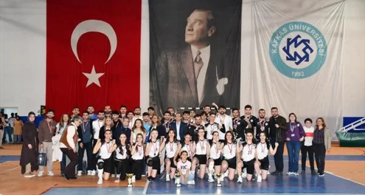 Kafkas Üniversitesi Geleneksel Spor Şenliği, ödül töreniyle taçlandırıldı