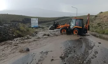Kağızman Kaymakamı Daştan, sel olan bölgelerde incelemede bulundu