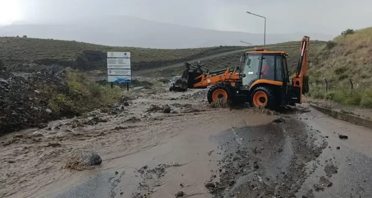 Kağızman Kaymakamı Daştan, sel olan bölgelerde incelemede bulundu