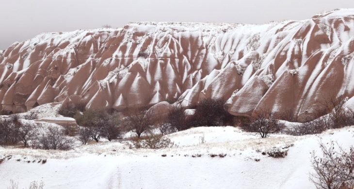 Kapadokya beyaza büründü: Mevsimin ilk karı peribacalarına düştü