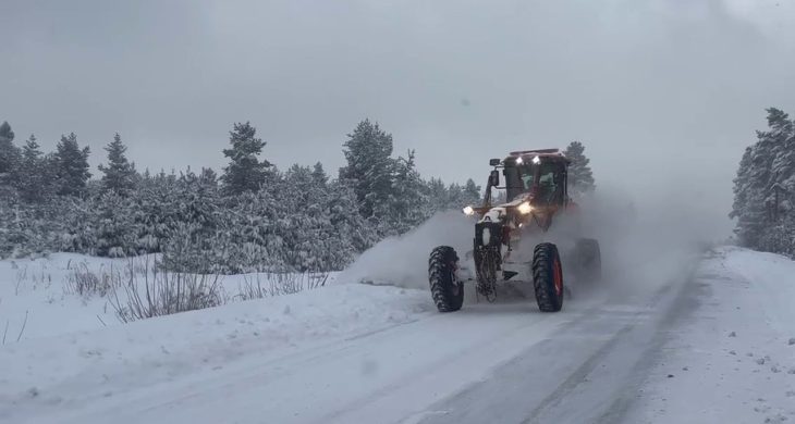 Yoğun kar ulaşımı etkiledi